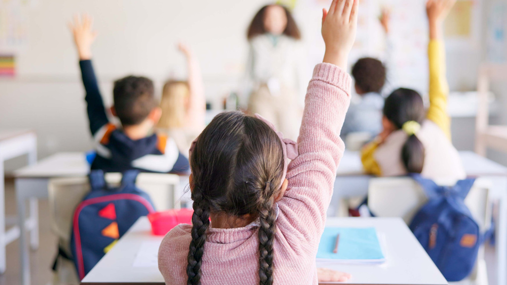 enfants qui lèvent la main à l'école