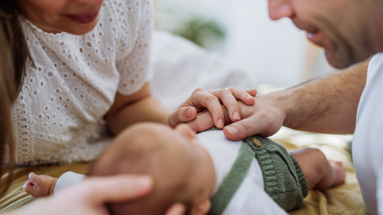 parents qui calinent leur bébé